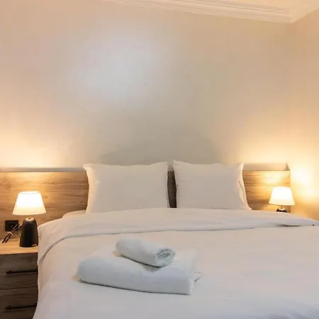 Luxurious & Elegant 2br W Stunning Views