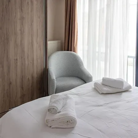 Luxurious & Elegant 2br W Stunning Views *